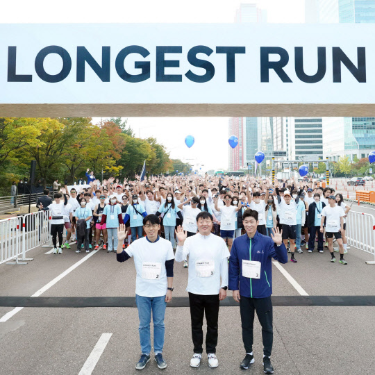 박지성(오른쪽부터) 전북 현대 모터스 테크니컬 디렉터, 유원하 현대차 국내사업본부장 부사장, 이승동 서울식물원 시설운영과장이 지난 15일 서울 여의도에서 현대자동차 주최로 열린 '롱기스트런 2022' 파이널런에 참여해 기념사진을 찍고 있다. 현대차 제공